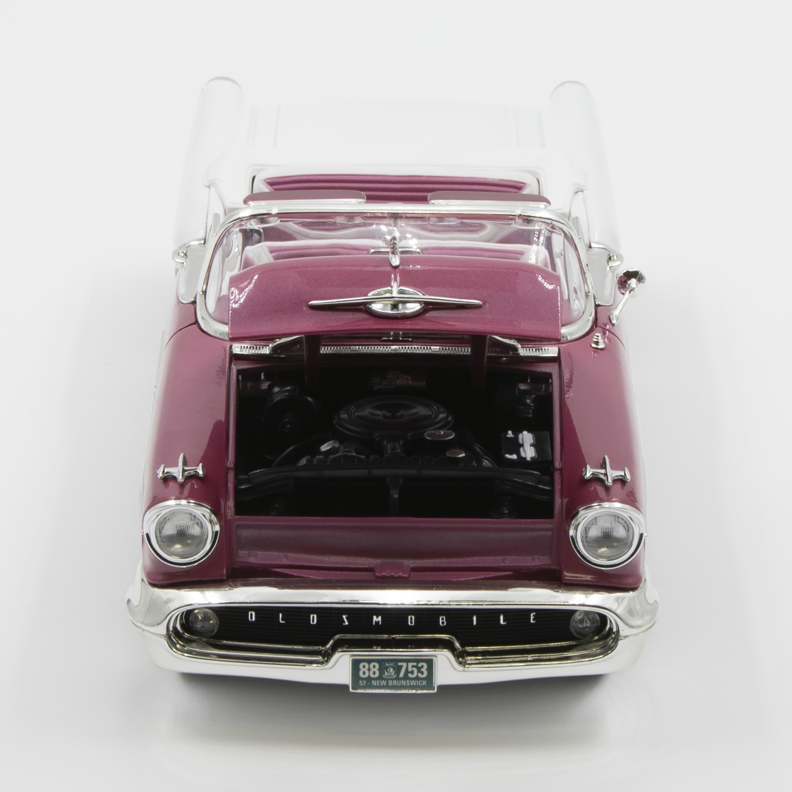 Yat Ming Road Signature Series 1:18 Diecast 1957 Oldsmobile Super 88 in Purple