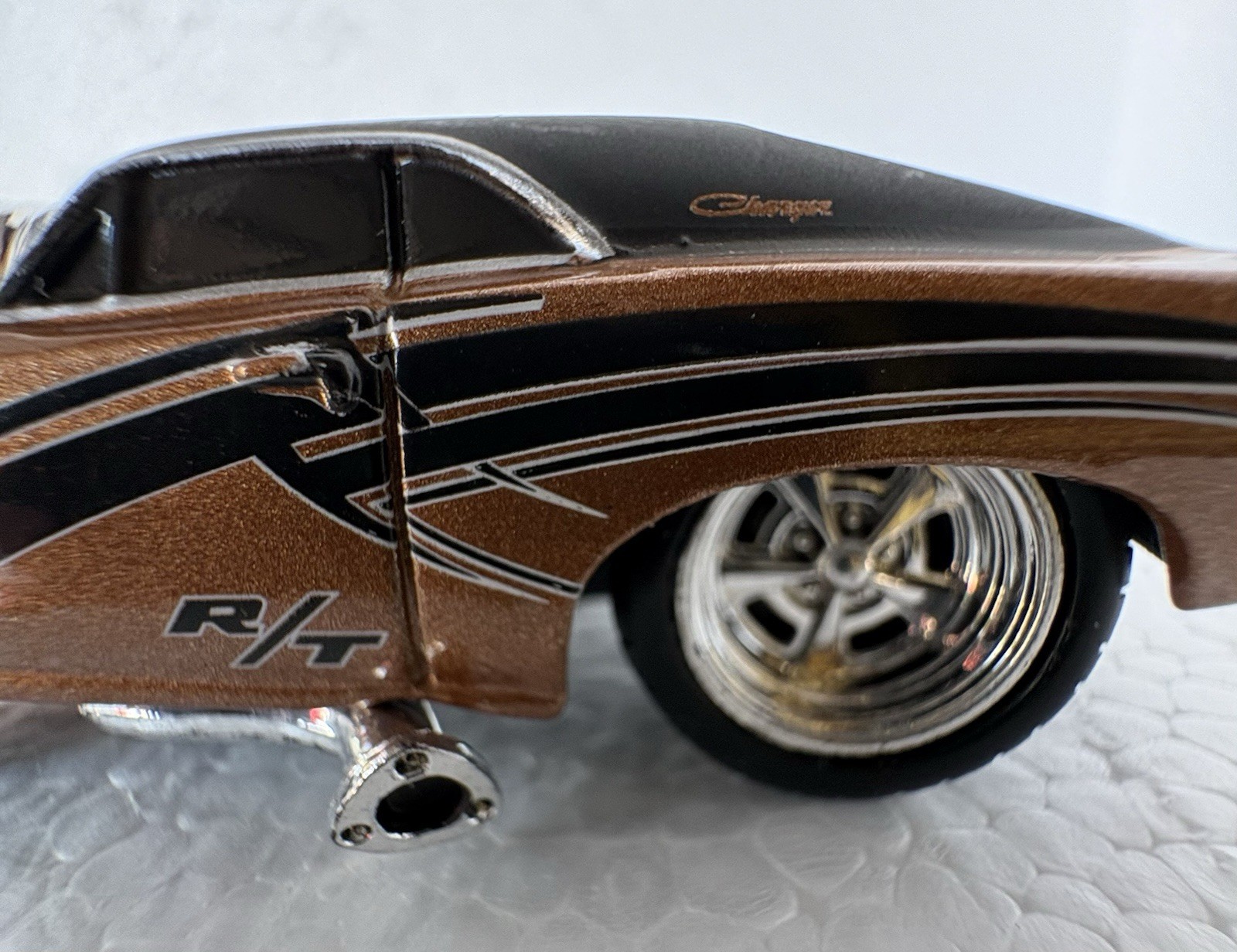 Muscle Machines Dodge Challenger R/T Bronze Chrome Blower Pink Intake 1/64