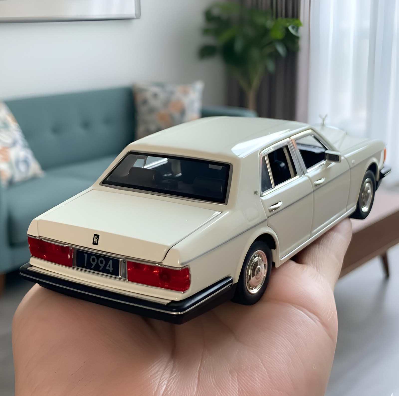 1:32 Vintage 1994 Rolls Royce Silver Spur Diecast-A Collectible Light Sound Toy