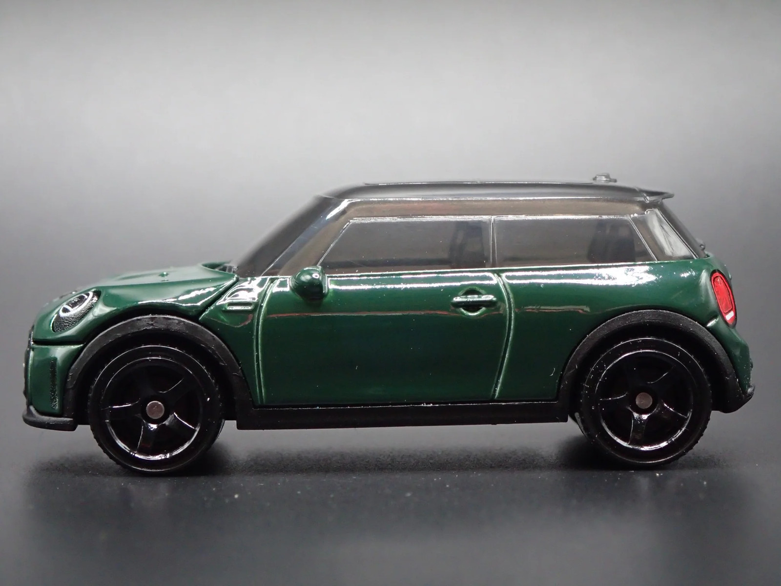 2020 – 2024 MINI COOPER SE EV GREEN 1:64 SCALE DIORAMA DIECAST MODEL CAR