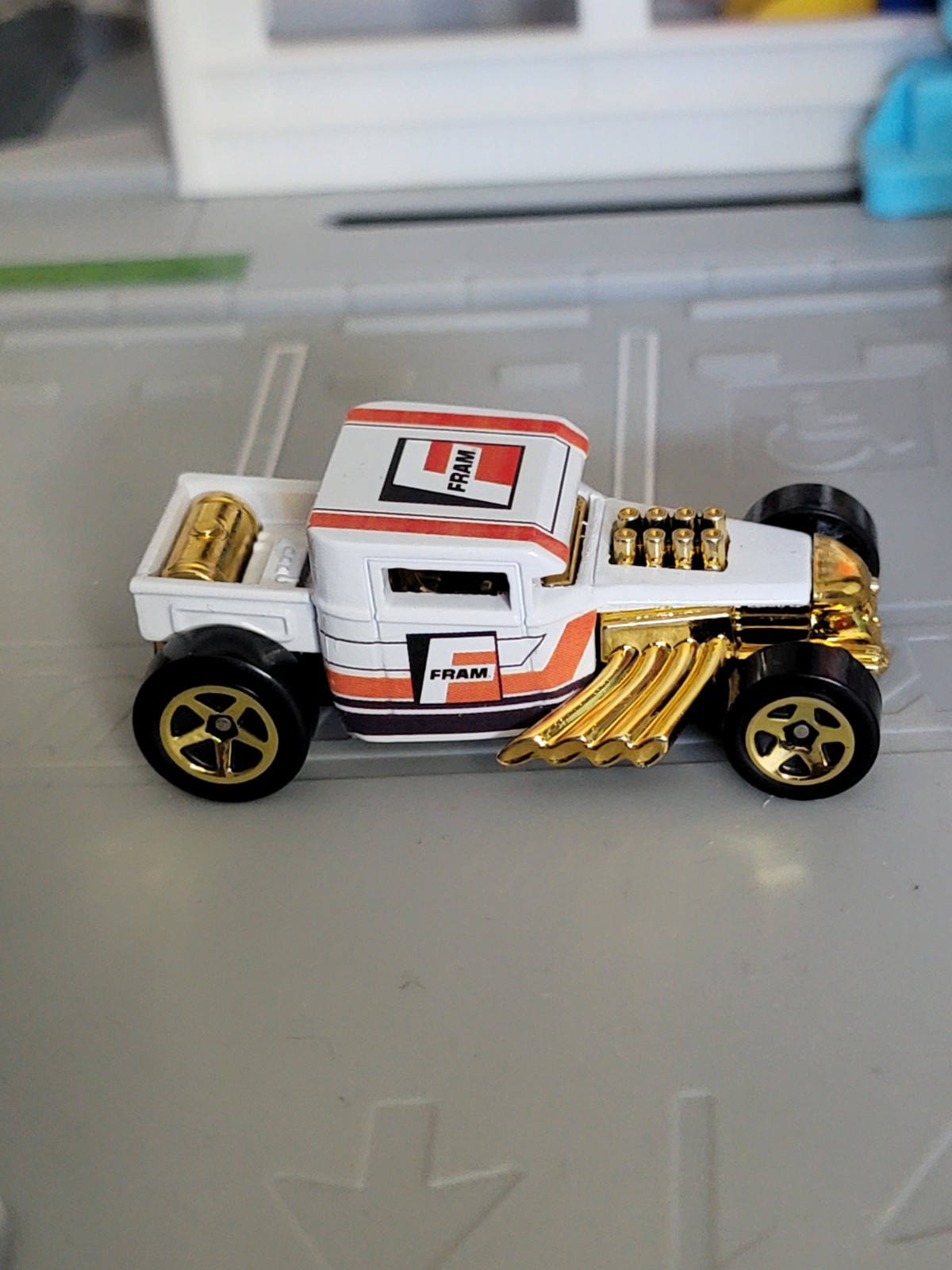 Hot Wheels CUSTOM white fram Bone Shaker (1983 silverado Version)