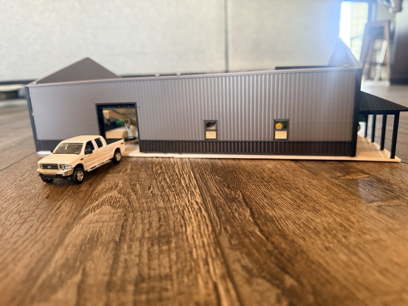 1/64 Scale Black And Gray Shop