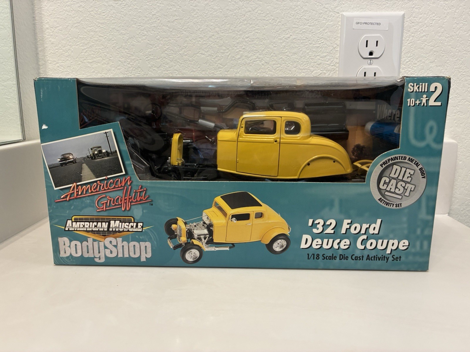 American Muscle Body Shop 1/18 Model Kit ‘32 Ford Deuce Coupe American Graffiti