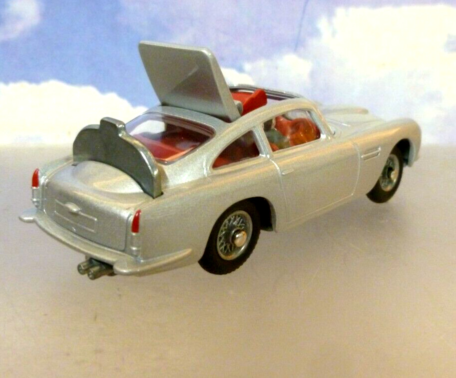 CORGI TOYS 1/46 JAMES BOND 007 GOLDFINGER 1963 ASTON MARTIN DB5 SILVER RT26101S