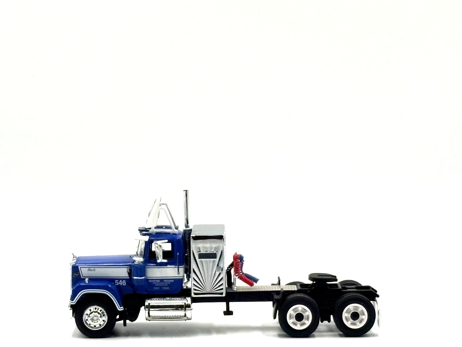 DCP 1/64 Super Liner Day Cab with Reefer Maritime – Ontario 69-2273