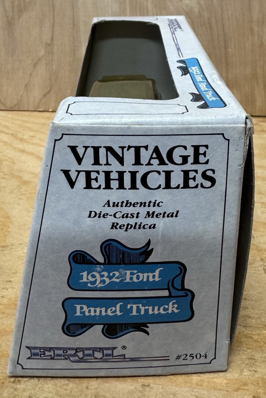 Ertl Vtg Vehicles 1932 Ford Panel Truck Perfection Oil Burning Stoves 1/43 NIB