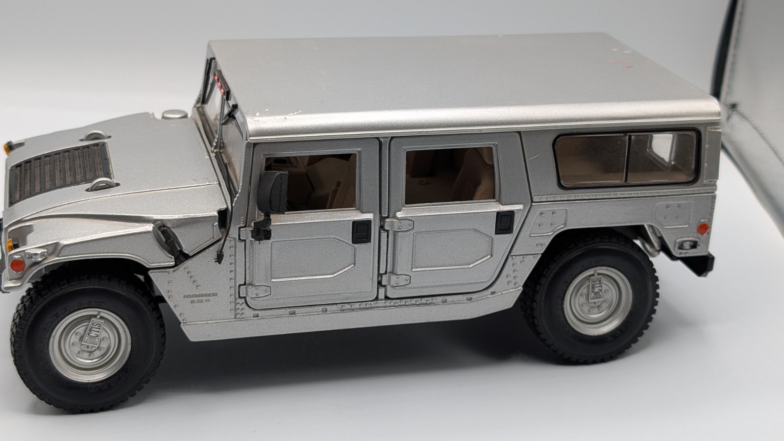 Maisto Hummer Hard Top 4×4 1:18 Scale Diecast Model Humvee Silver