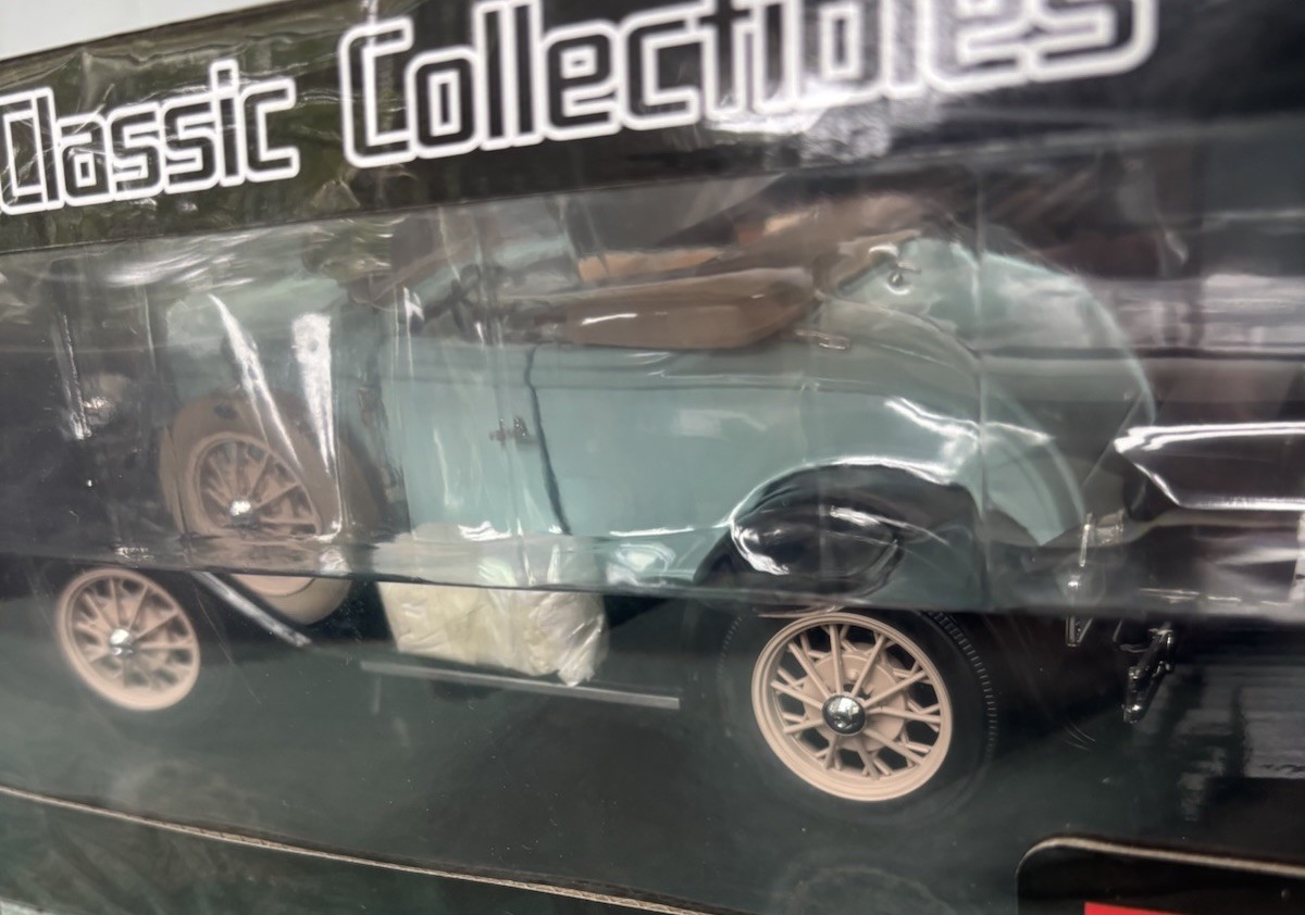Sun Star Die Cast 1931 Ford Model A Roadster Powder Blue 1:18 – Mint