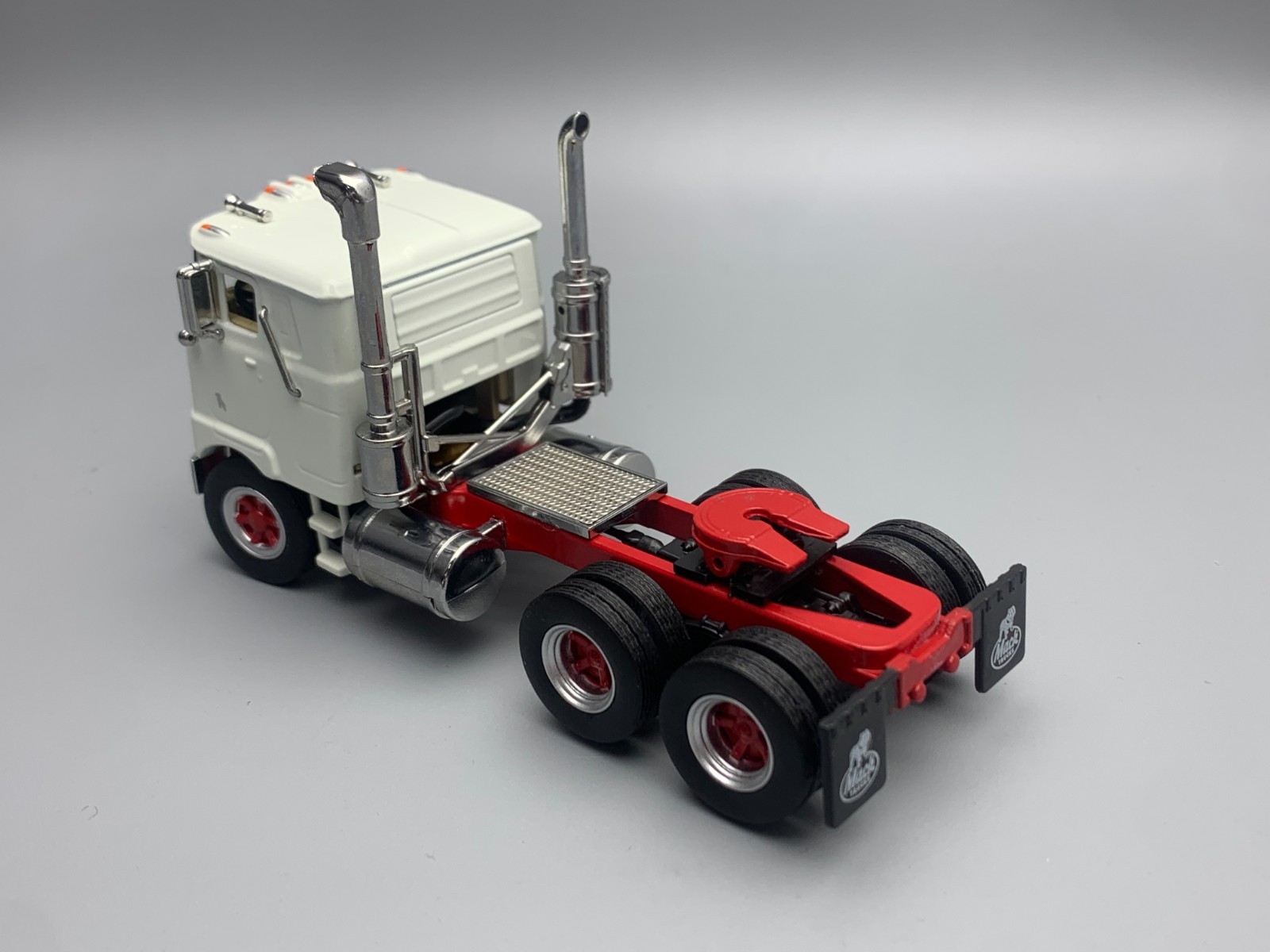 Top Shelf 1/64 Mack F700 White Die-casting Tractor Diecast Metal Model Car