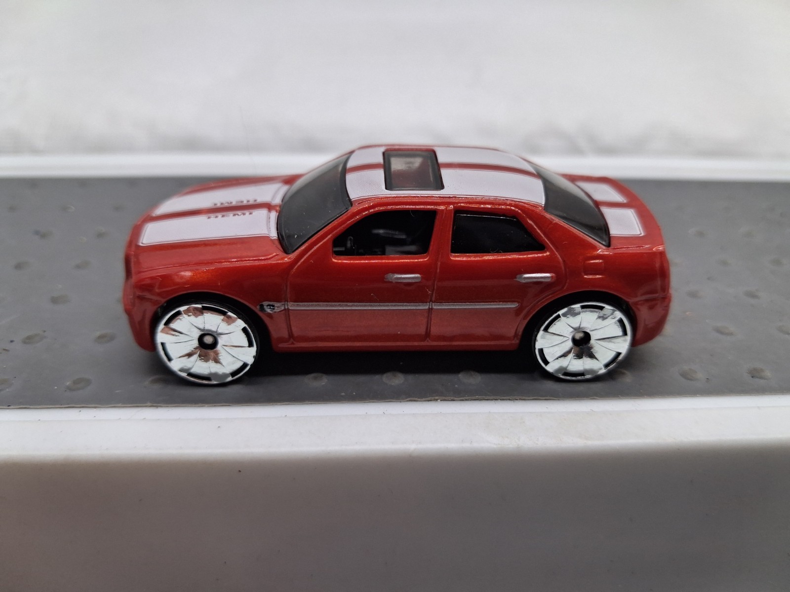 Hot Wheels 2009 Track Stars 2005 Chrysler 300C Hemi Red Die Cast