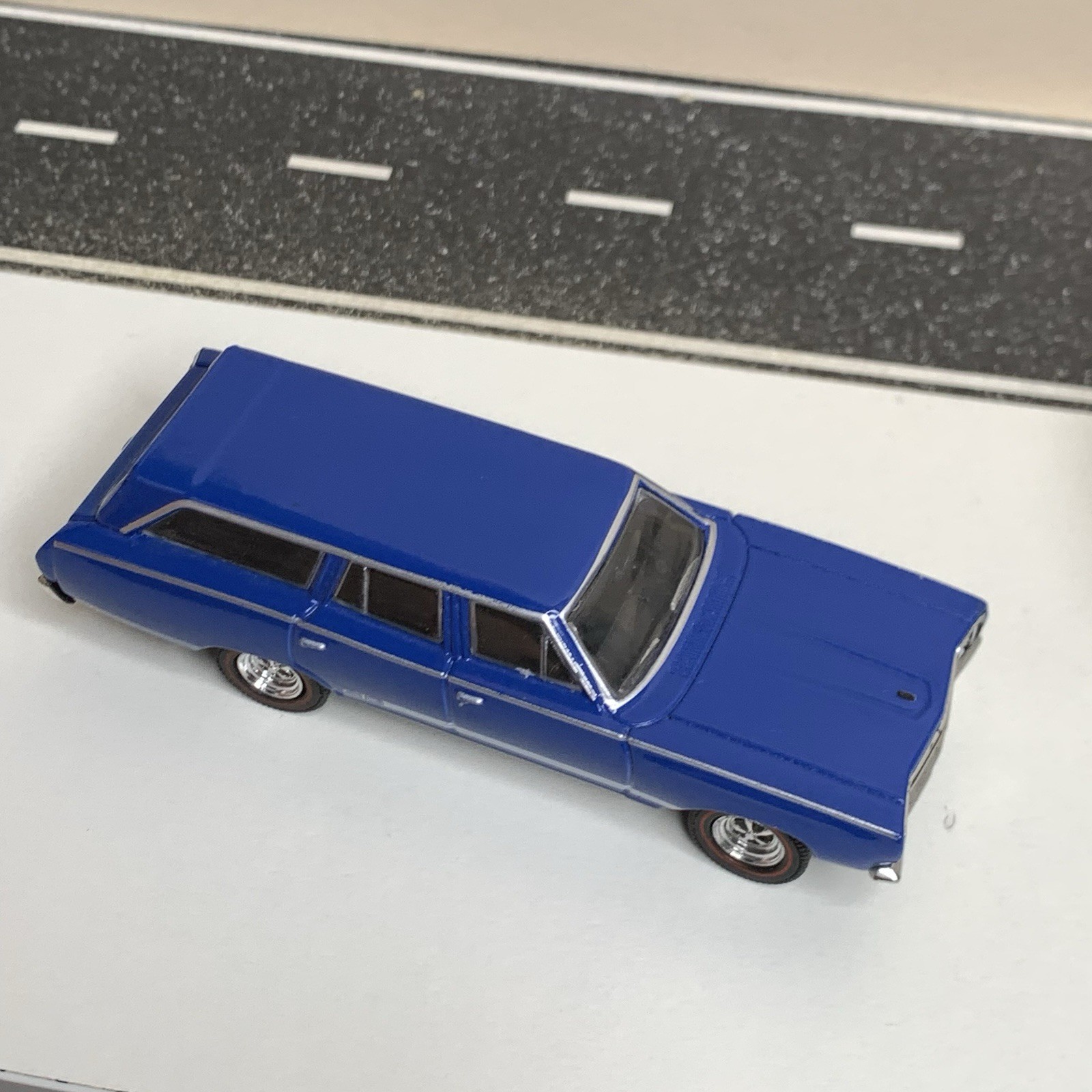 Greenlight Estate Wagons 1968 Plymouth Satellite GTX Tribute Wagon Blue 1:64 NM