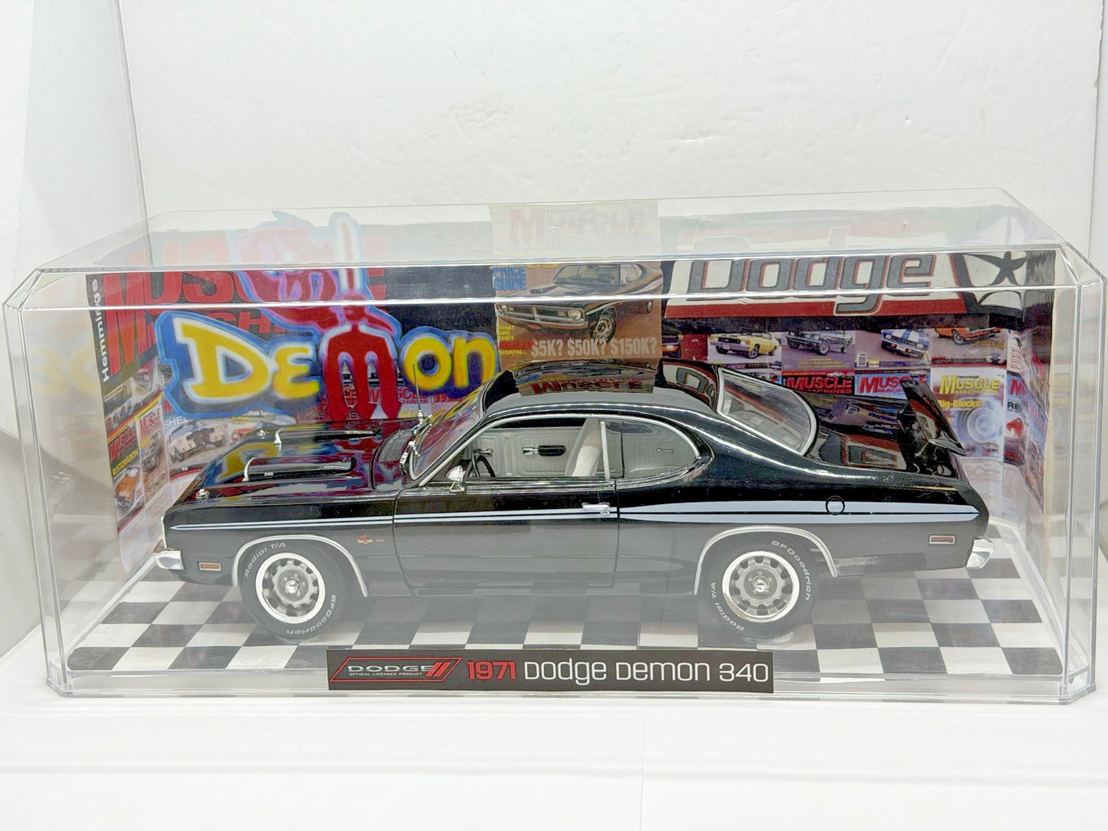 Auto World American Muscle 1971 Dodge Demon 340 Model Car 1:18 in Case Bx7-6