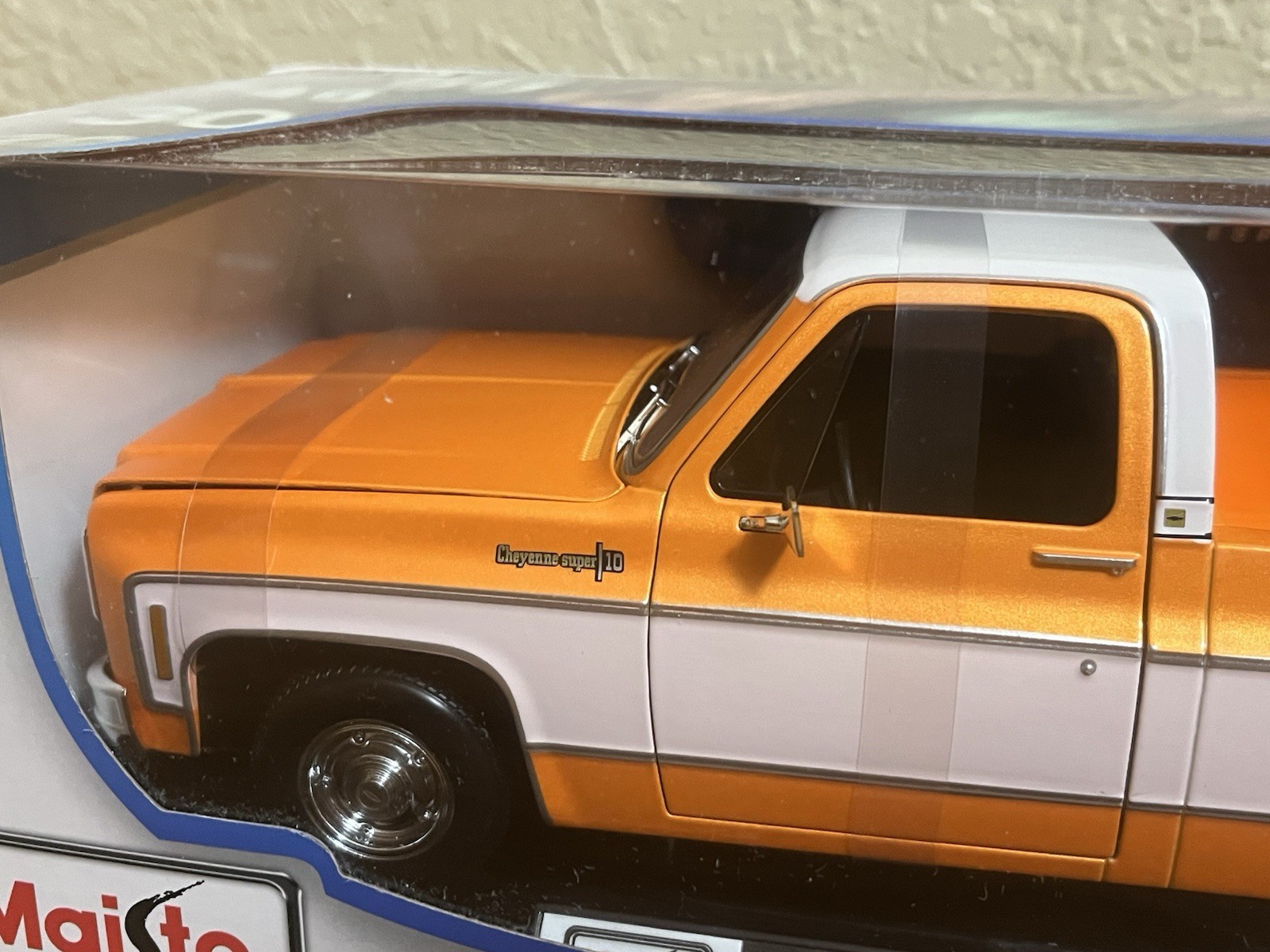 Maisto 1:18 1974 Chevrolet C10 Cheyenne Super Pickup Truck Orange With White Top