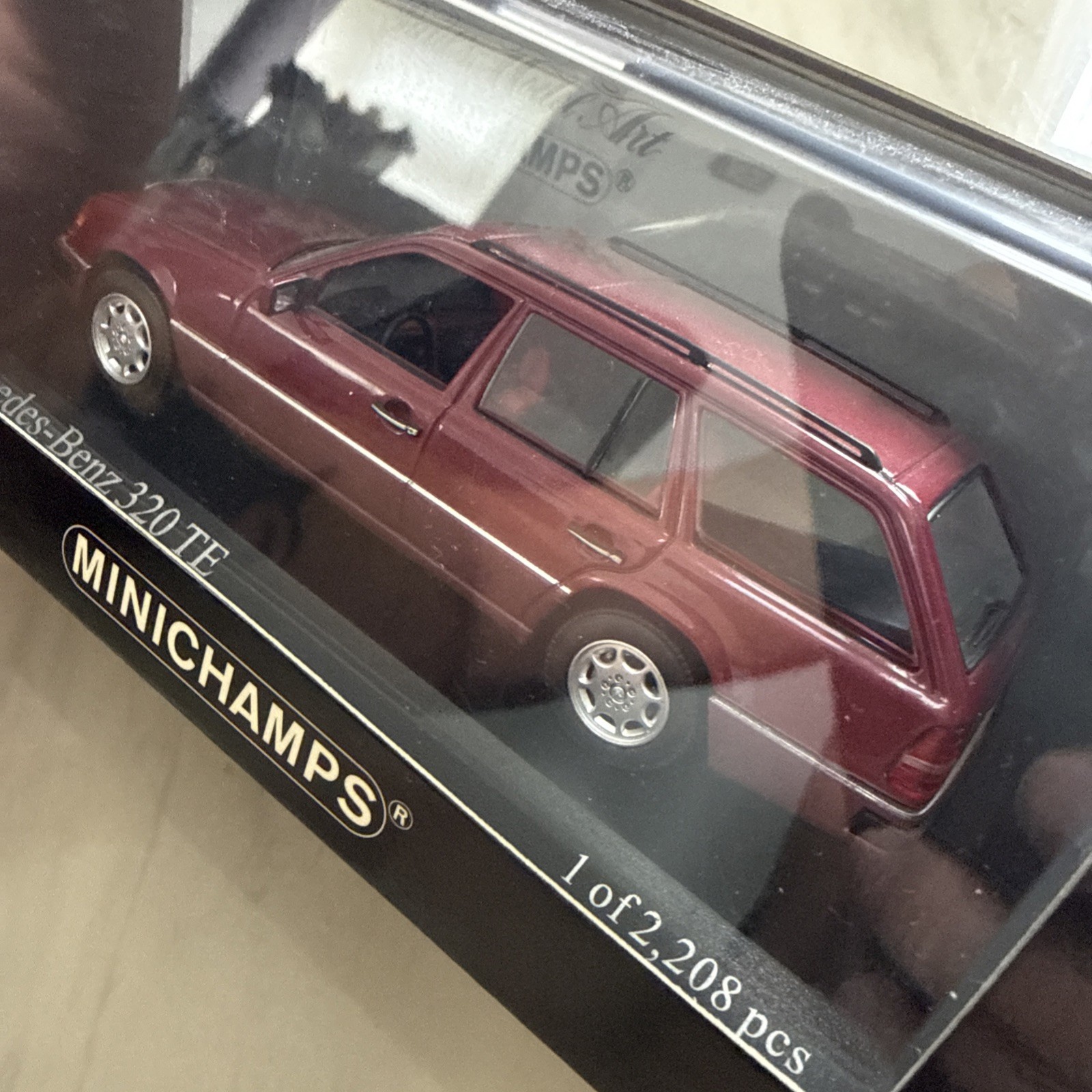 Mercedes-Benz E-Class (W124) 320 TE SW 1990 Red 1:43 Minichamps 430037010 (2)