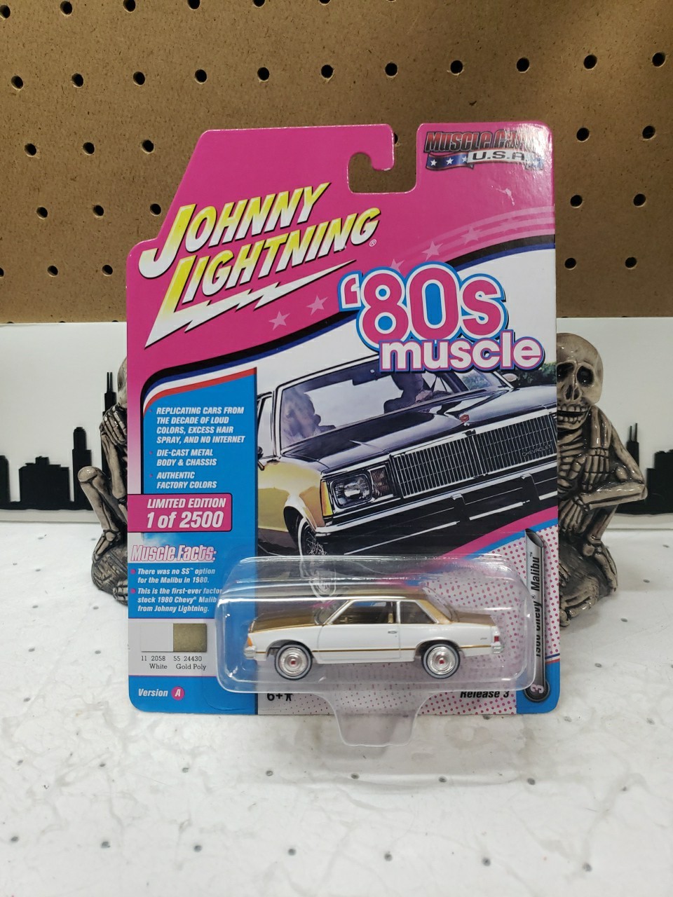 Johnny Lightning 1980 Chevrolet Malibu 80’s Muscle Series In White And Gold