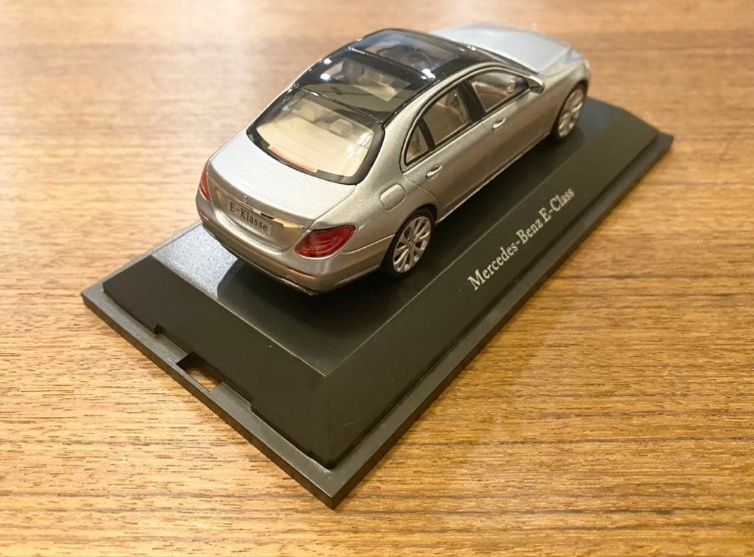 1/43 Mercedes-Benz E-class silver Collectables 17+