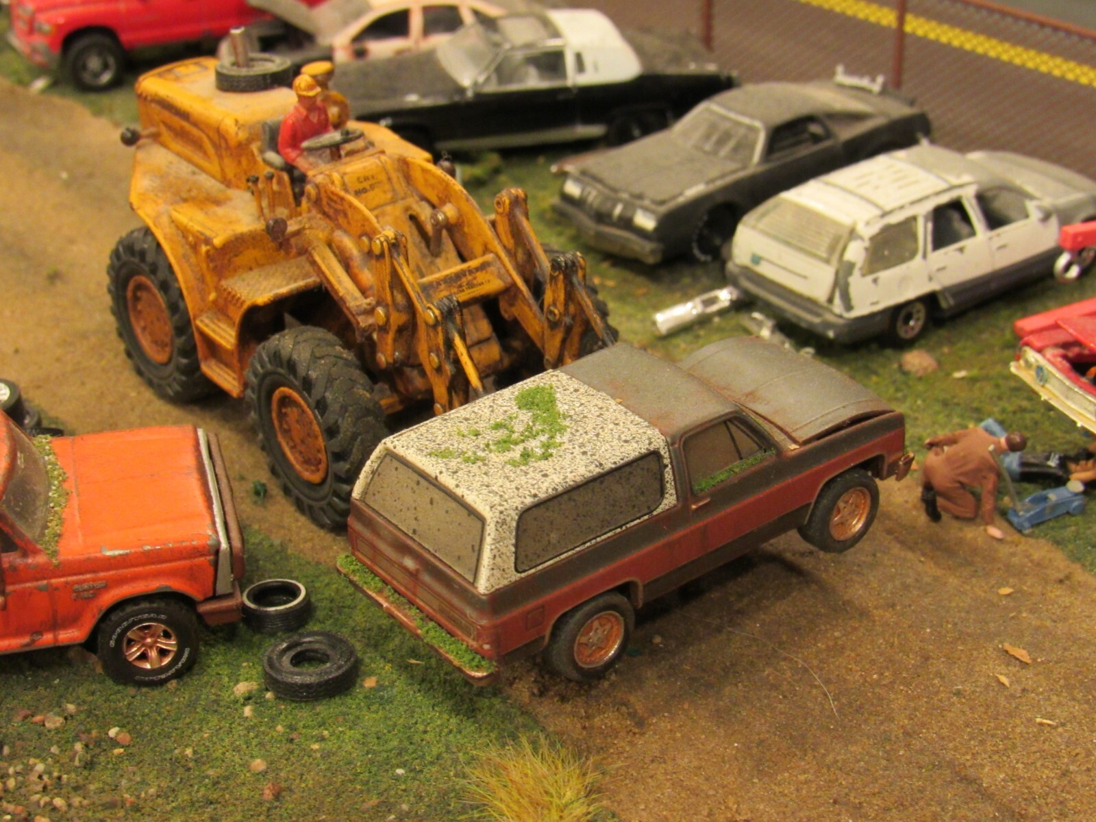 CUSTOM BUILT WEATHERED RUSTY JUNK PARTS YARD 1980’s CHEVY K5 BLAZER 4X4 1:64/