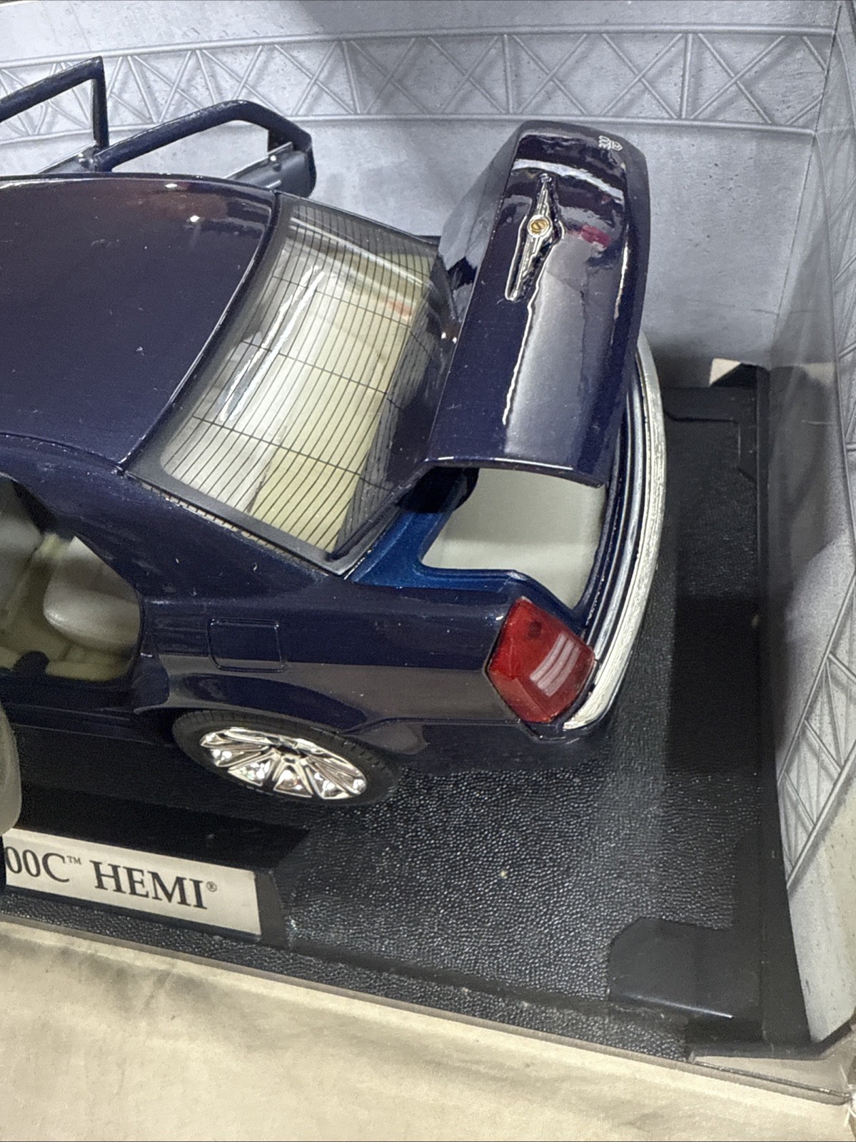 Fairfield 2005 Chrysler 300 Hemi C 1:18 Scale Diecast Model Car Blue 73155