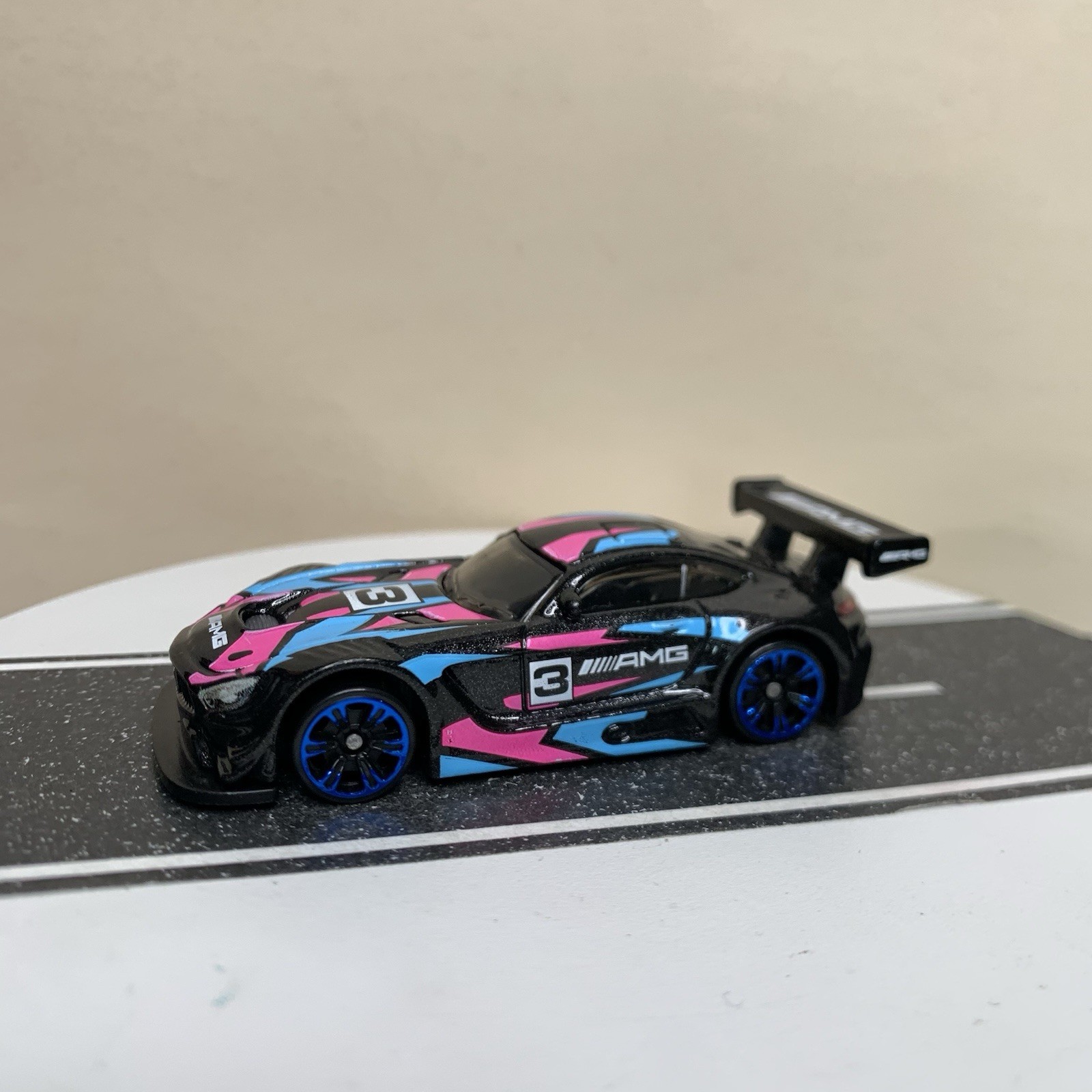 2024 Hot Wheels Neon Speeders #5/8 ’16 Mercedes-AMG GT3 Black/Blue/Pink 1:64 NM