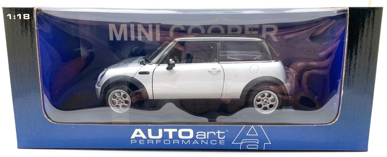 AUTOART MINI COOPER SILVER WITH BLACK ROOF 1/18