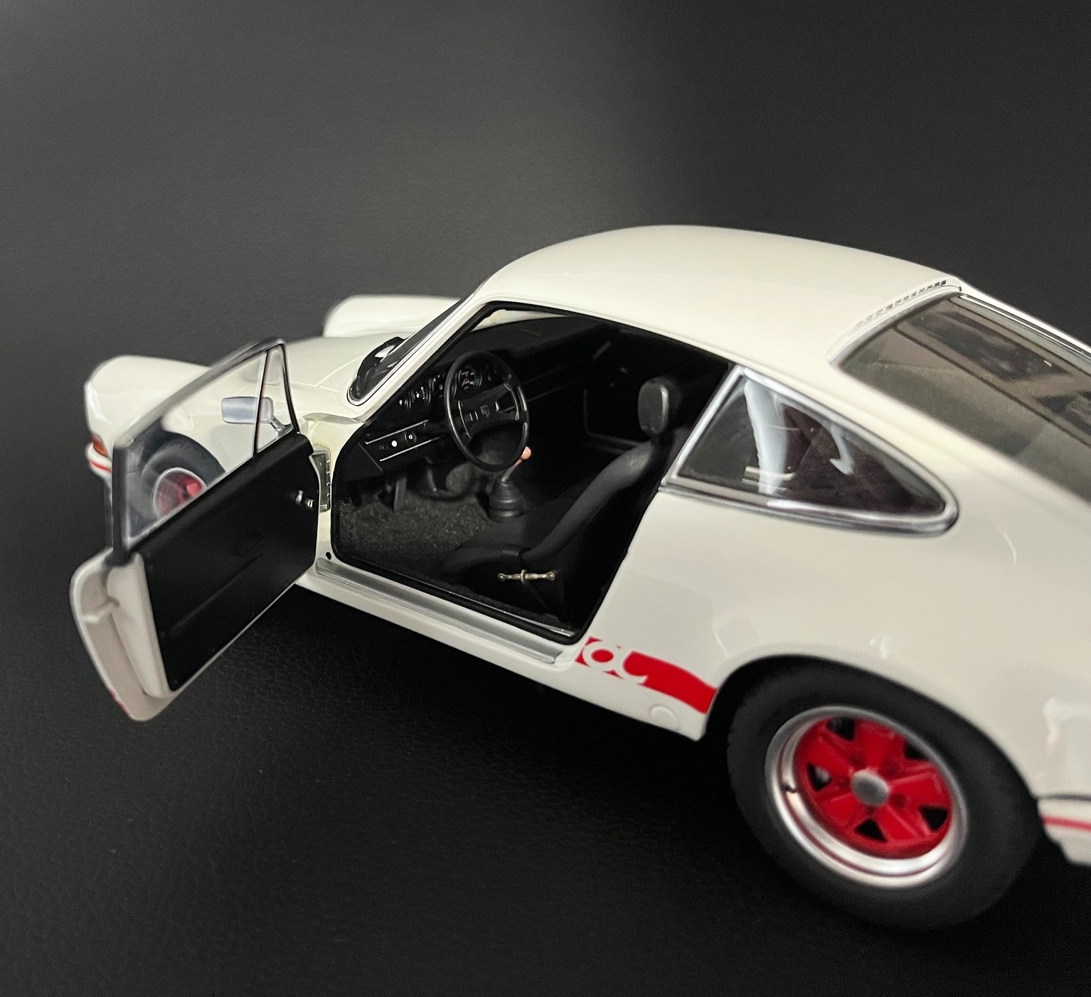 AUTOART PORSCHE 911 CARRERA 2.7 RS WHITE/RED W/ 1/18 F. PORSCHE FIGURINE