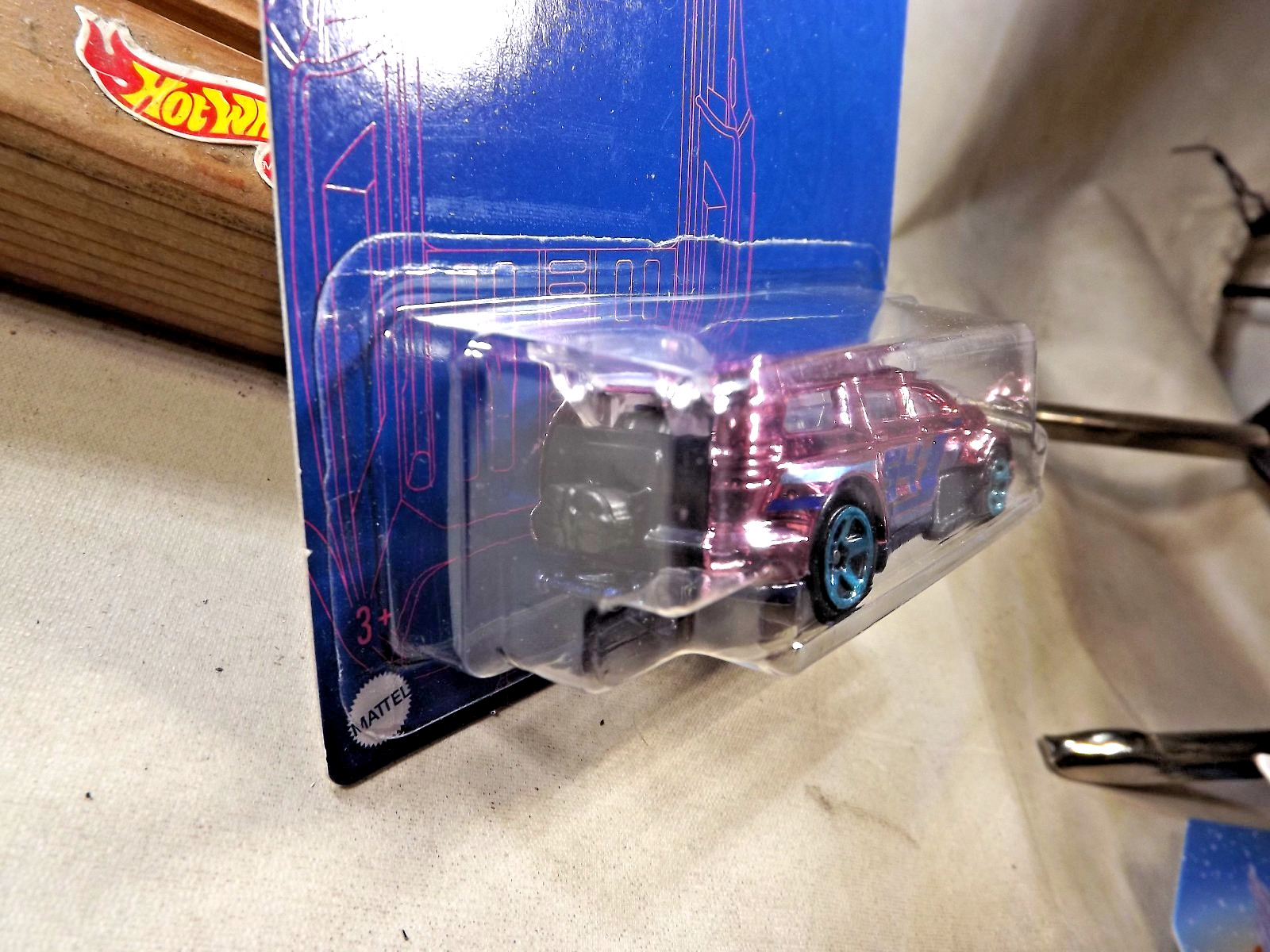 2022 Hot Wheels CHASE Pearl & Chrome Series 6/6 NITRO TAILGATER Pink w/Blue 5 Sp