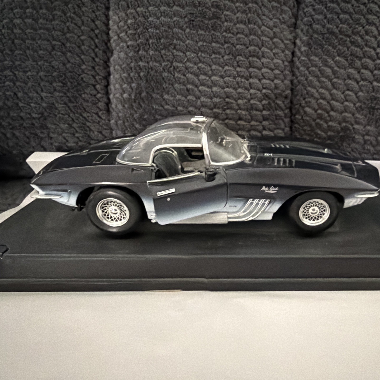MOTORMAX 1961 Chevrolet Mako Shark Diecast Model Car Black/Silver w/ Base