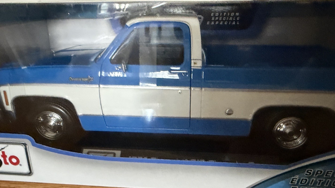 Maisto 1:18 1974 Chevrolet C10 Cheyenne Super Blue White Pickup Truck NIB Costco