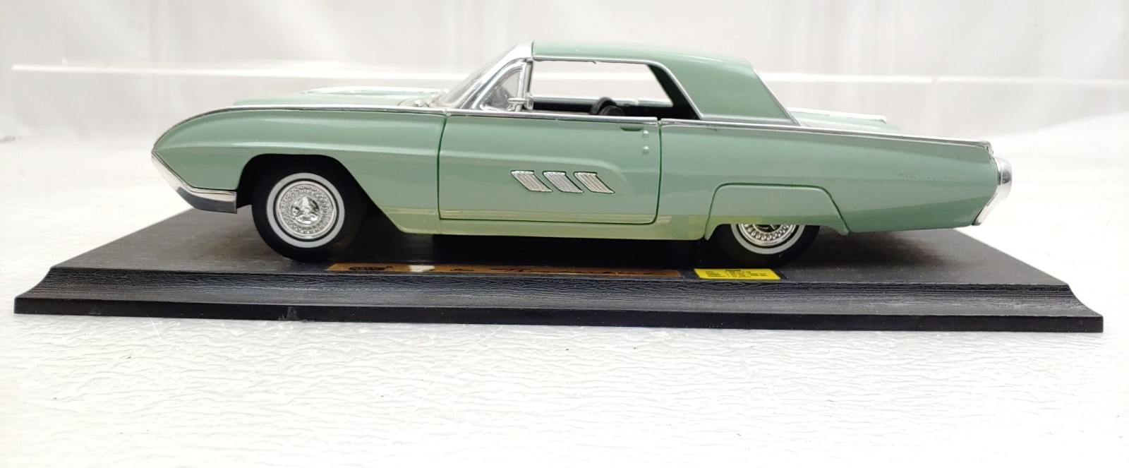 Anson 1963 Ford Thunderbird 1/18 Die-Cast Automobile with Stand