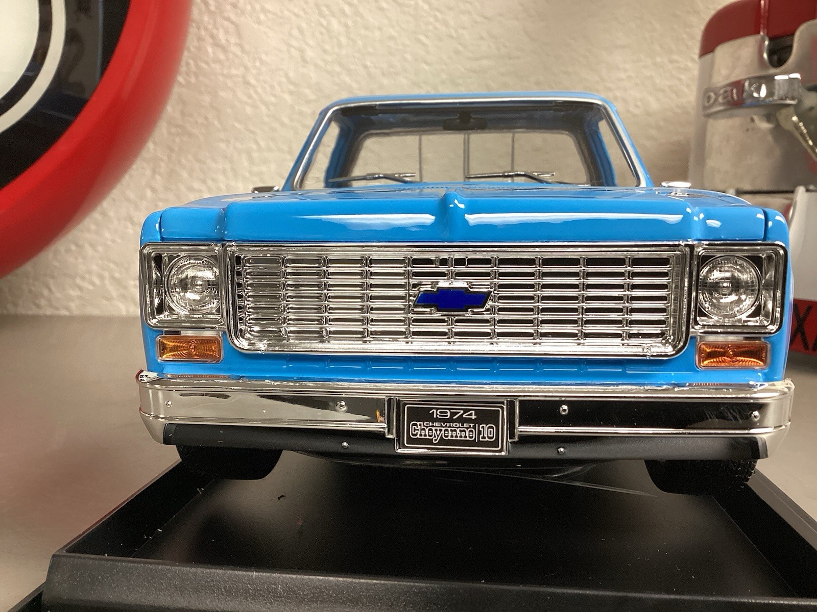 Maisto 1974 Chevrolet C/10 Cheyenne Super 1:18 Scale Special Edition Diecast