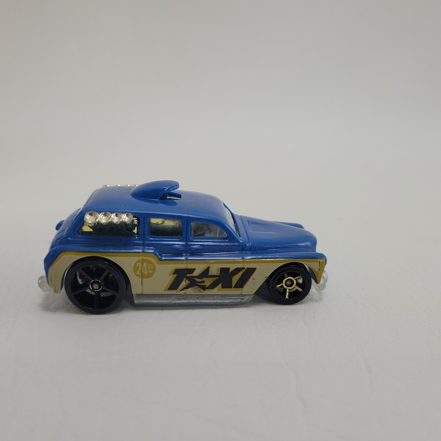 Hot Wheels 2005 Cockney Cab II. Blue, Yellow and White