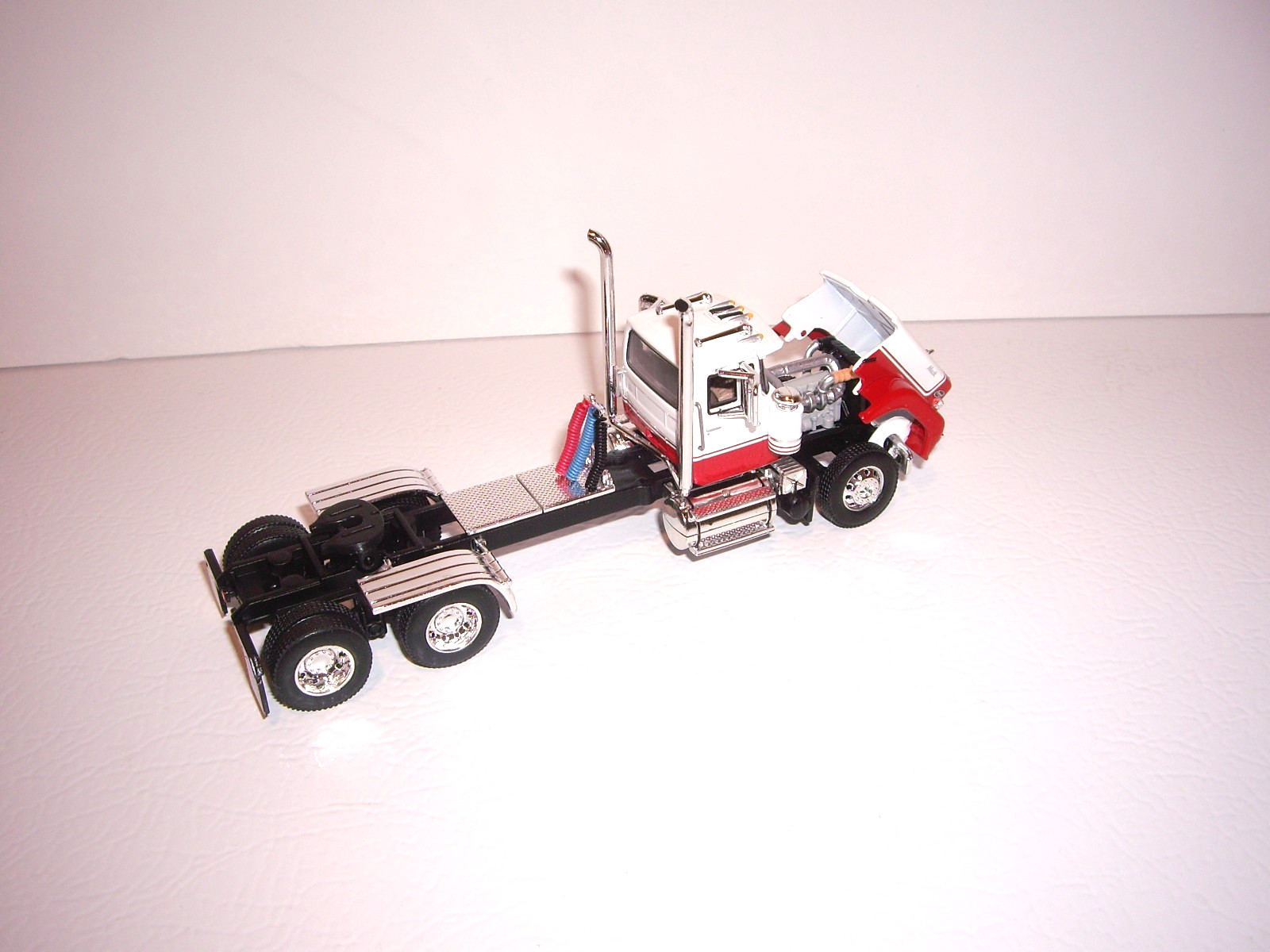 DCP FIRST GEAR 1/64 RED AND WHITE MACK SUPERLINER DAY CAB