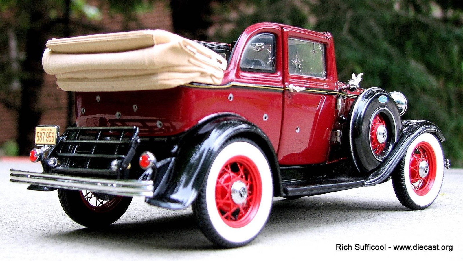 *RARE 1932 Ford Bonnie and Clyde WITH BULLET HOLES in 1:24 scale