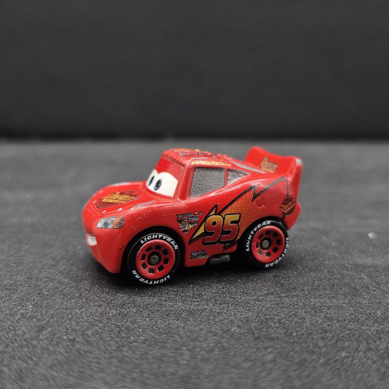 Disney Pixar Cars Mini Racers Mixed Lot of 16 Die-Cast Vehicles/Lightning McQue