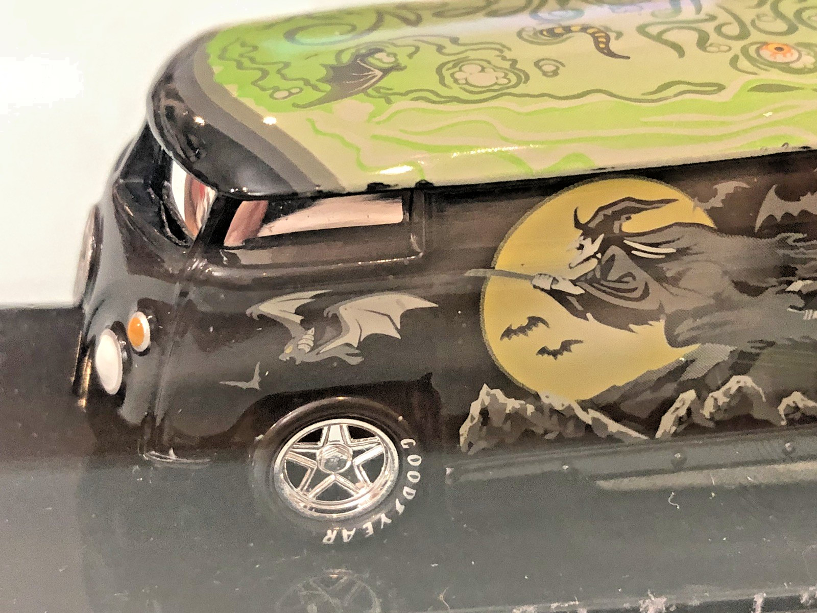 Liberty Promotions & Hot Wheels 2005 Halloween Witch VW Drag Bus – 1:64