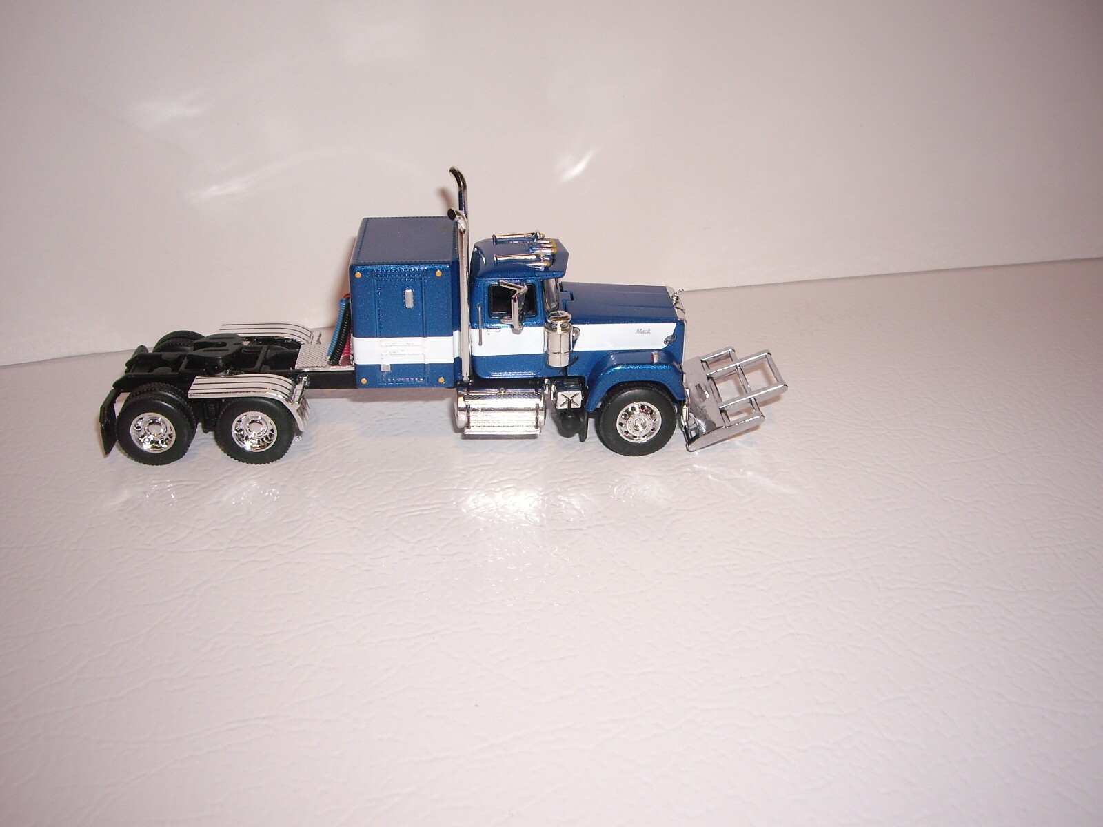 DCP FIRST GEAR 1/64 BLUE AND WHITE MACK SUPERLINER WITH 60″ SLEEPER