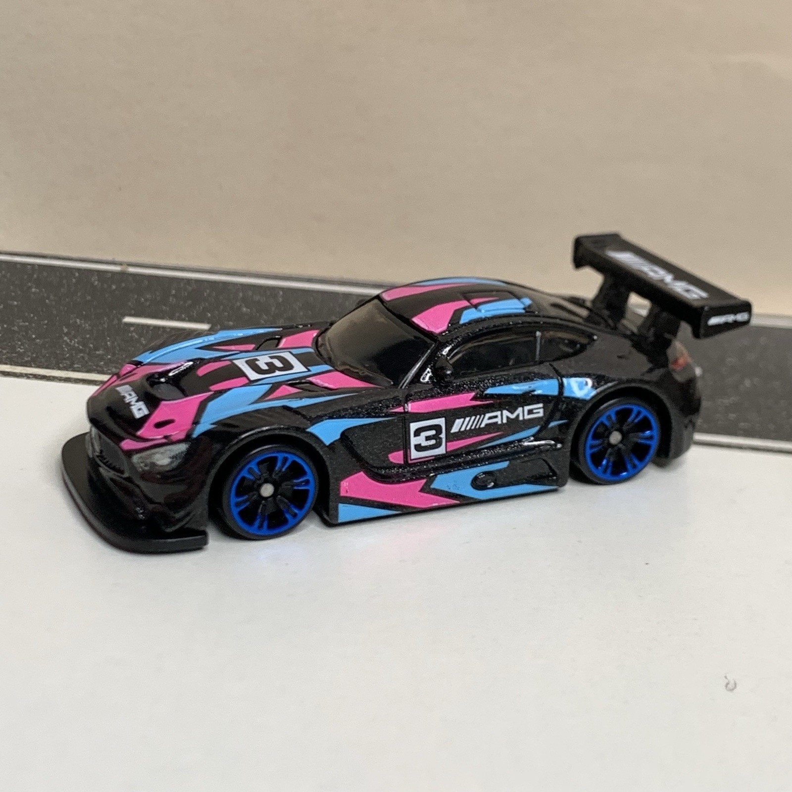 2024 Hot Wheels Neon Speeders #5/8 ’16 Mercedes-AMG GT3 Black/Blue/Pink 1:64 NM
