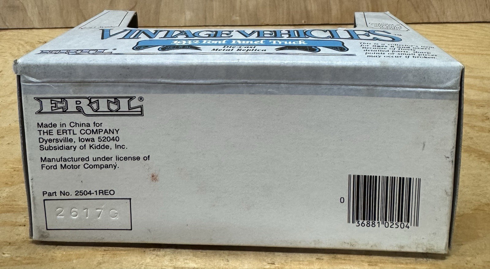 Ertl Vtg Vehicles 1932 Ford Panel Truck Perfection Oil Burning Stoves 1/43 NIB