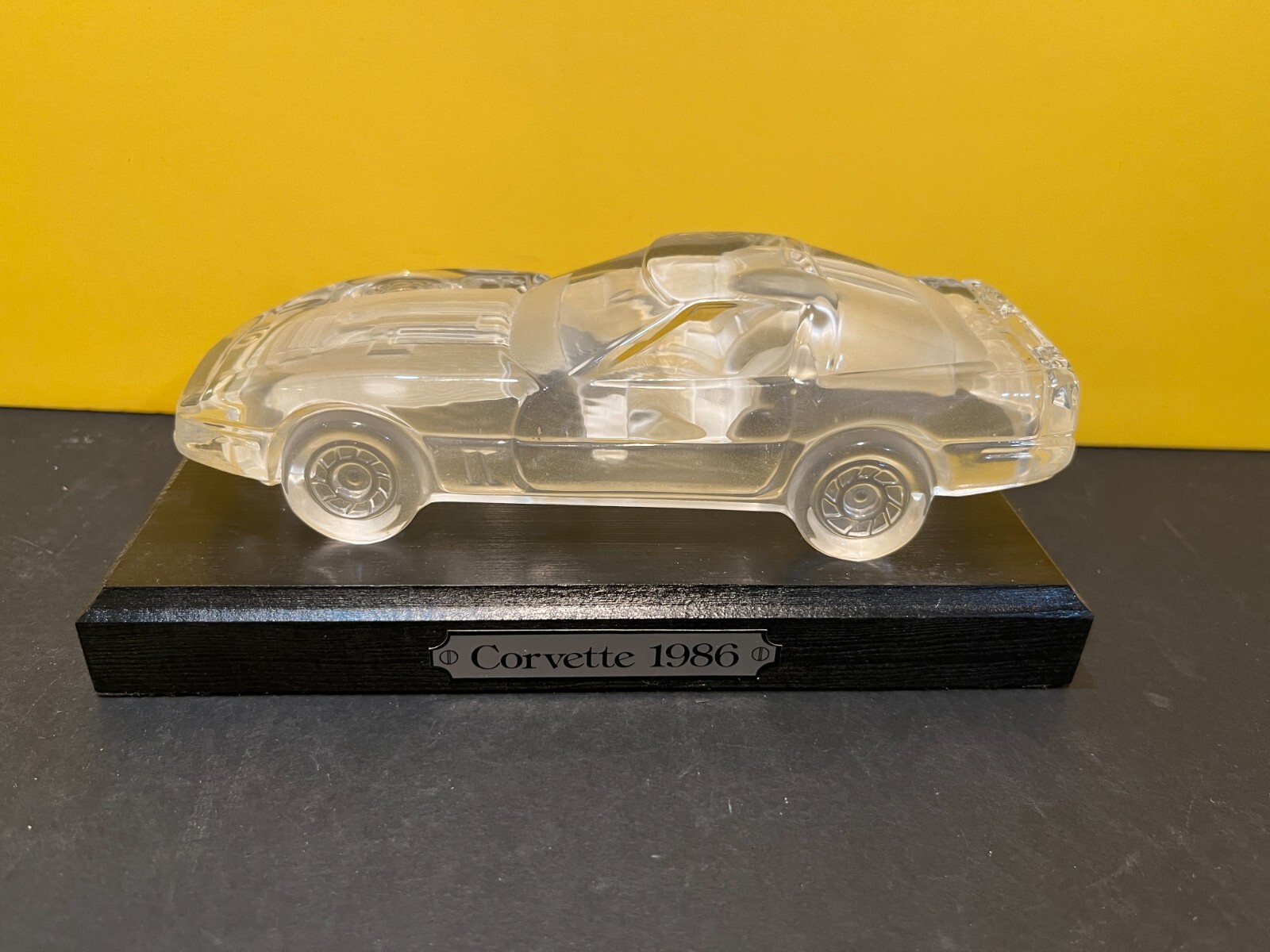1/24 FRANKLIN MINT CRYSTAL GLASS 1986 CHEVROLET CORVETTE WITH STAND