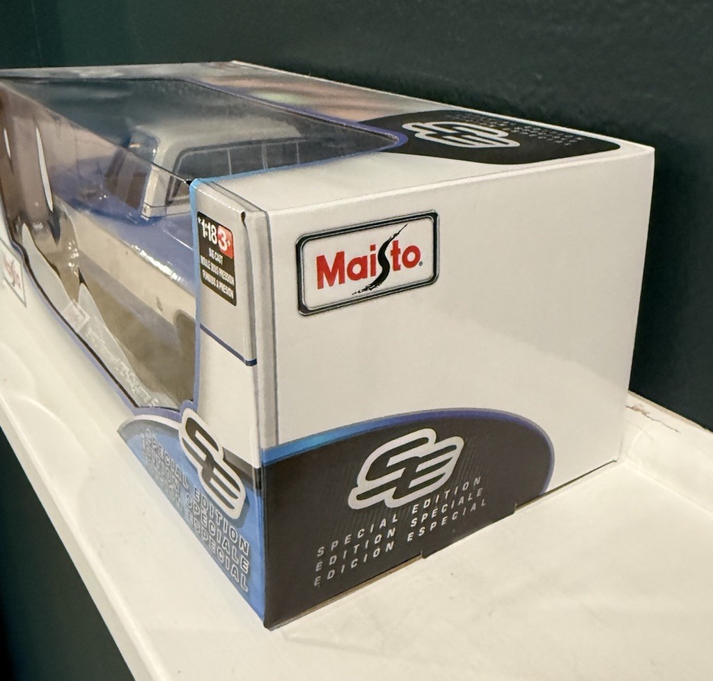 Maisto 1974 Chevrolet C10 Cheyenne Super 1:18 Blue White Special Edition Pickup