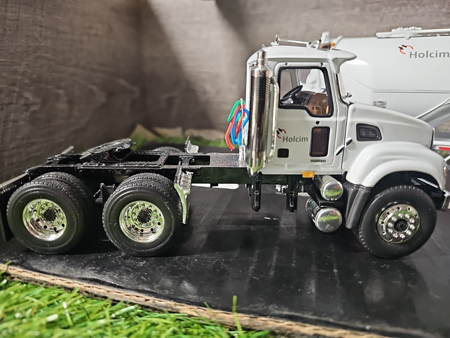 First Gear Holcim Dry Bulk Tanker Truck 1:34 Scale Diecast Truck/Trailer NO BOX