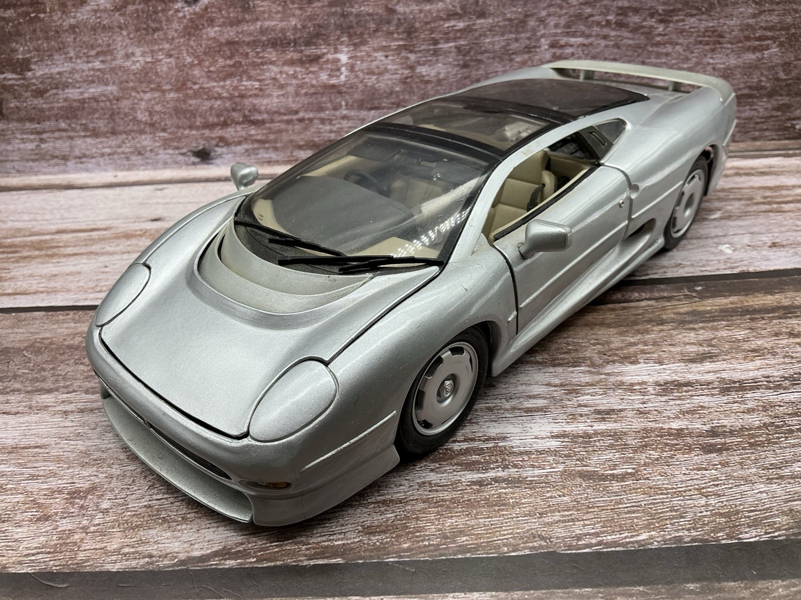 Maisto 1/18 ~ 1992 Jaguar XJ220 ~ Silver