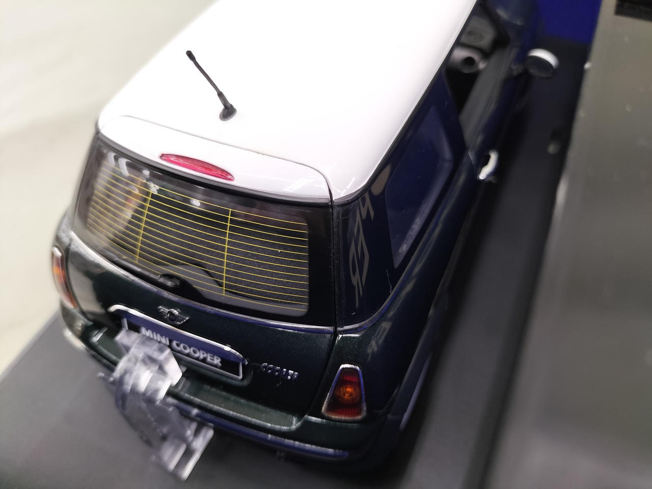 AUTOart 1/18 Mini Cooper Scale Model Car