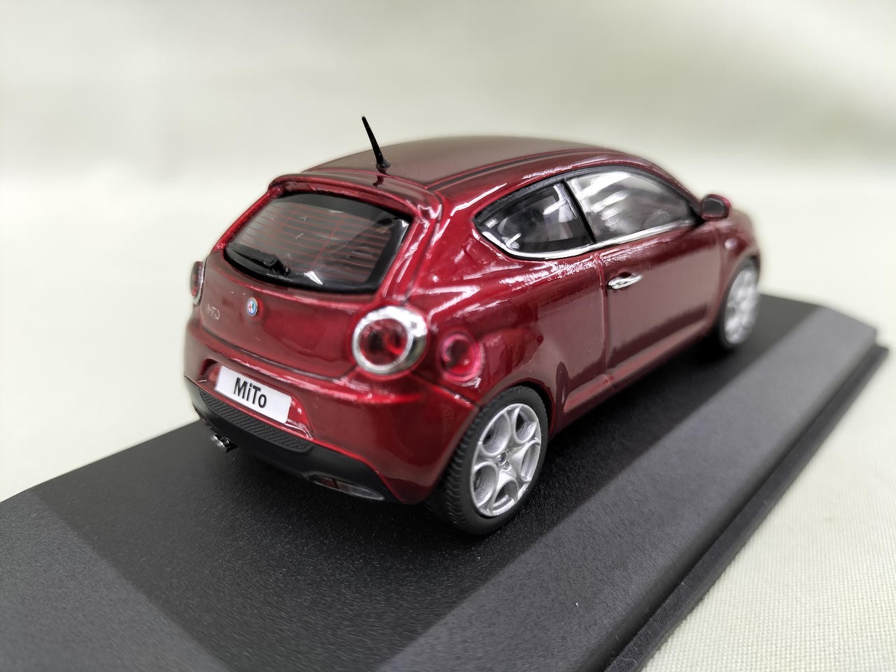 MINICHAMPS Red Metallic Alfa Mito 2009
