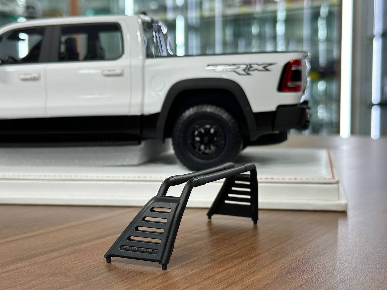 Dodge Ram TRX 1500 by Diamand – White – Ltd. Collector Car [1:18 Resin – 40 pcs]
