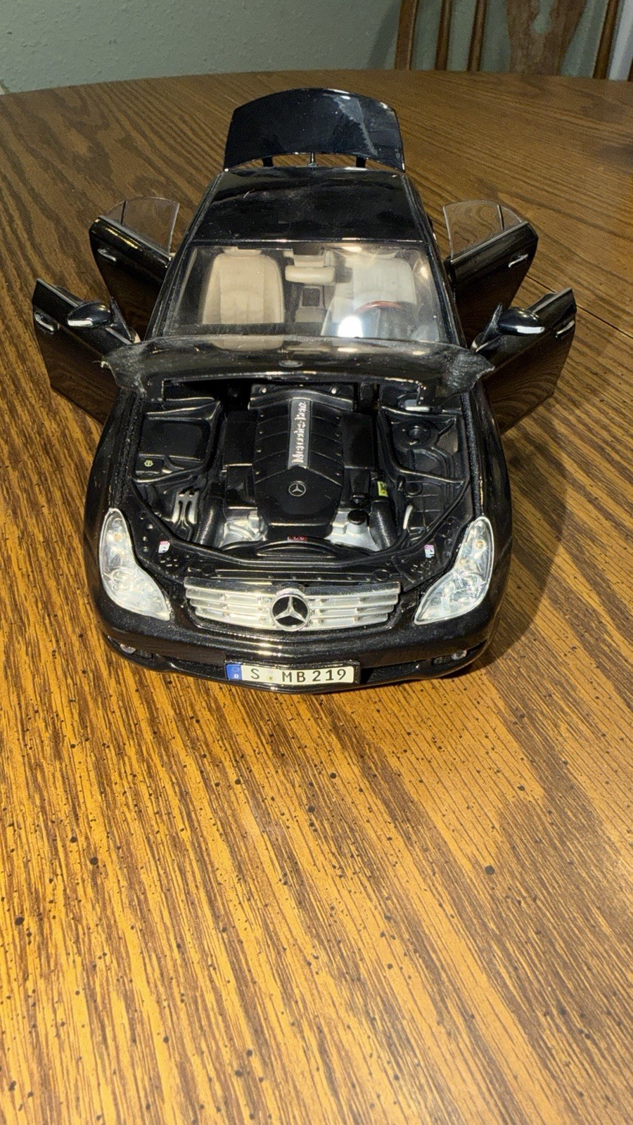 1:18 Maisto Mercedes-Benz CLS-Class (C219) Coupe – Black with Tan Interior