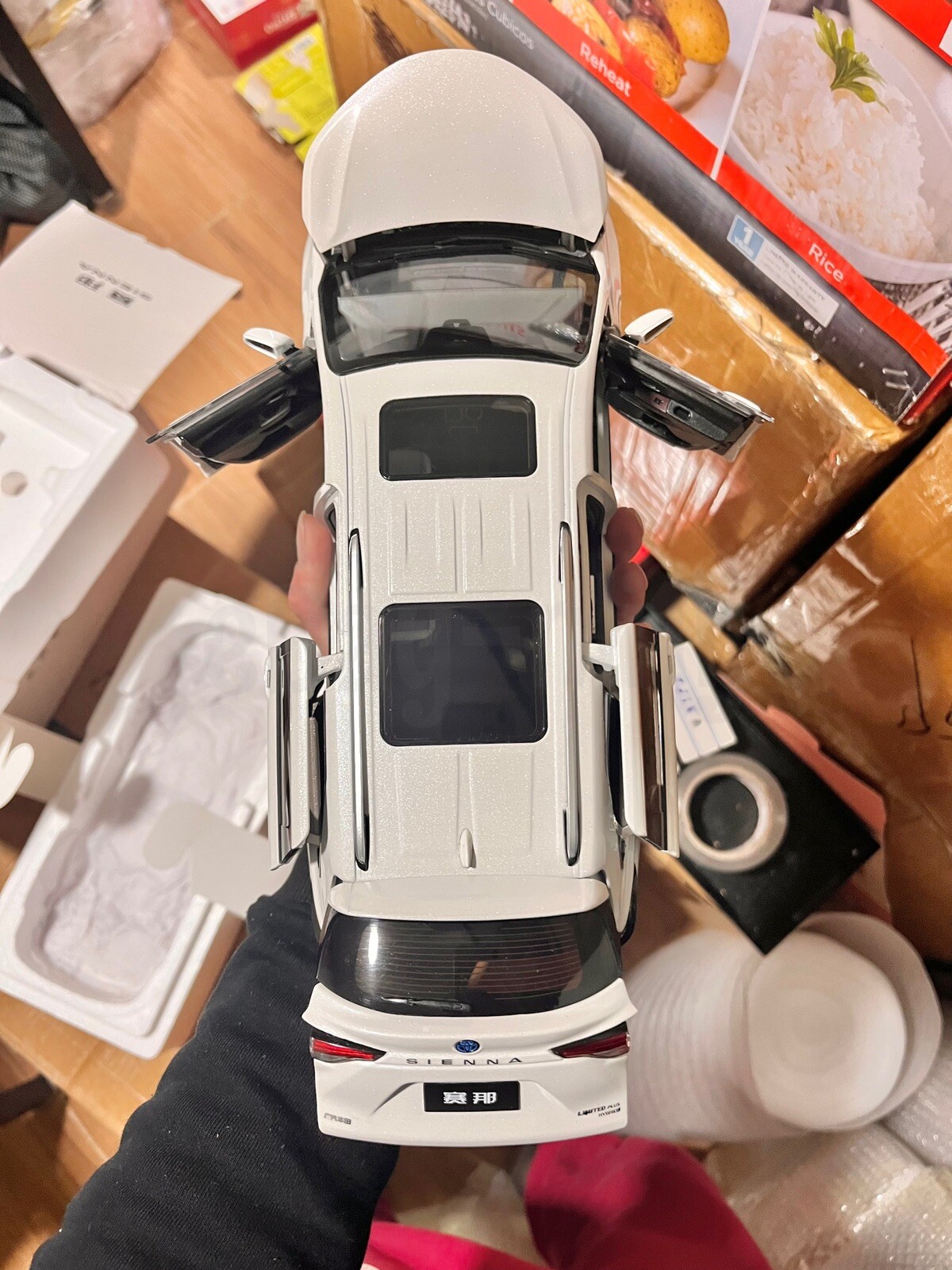 1:18 Scale 2021~2026 Toyota Sienna Limited Ice White Minivan Diecast Model Car