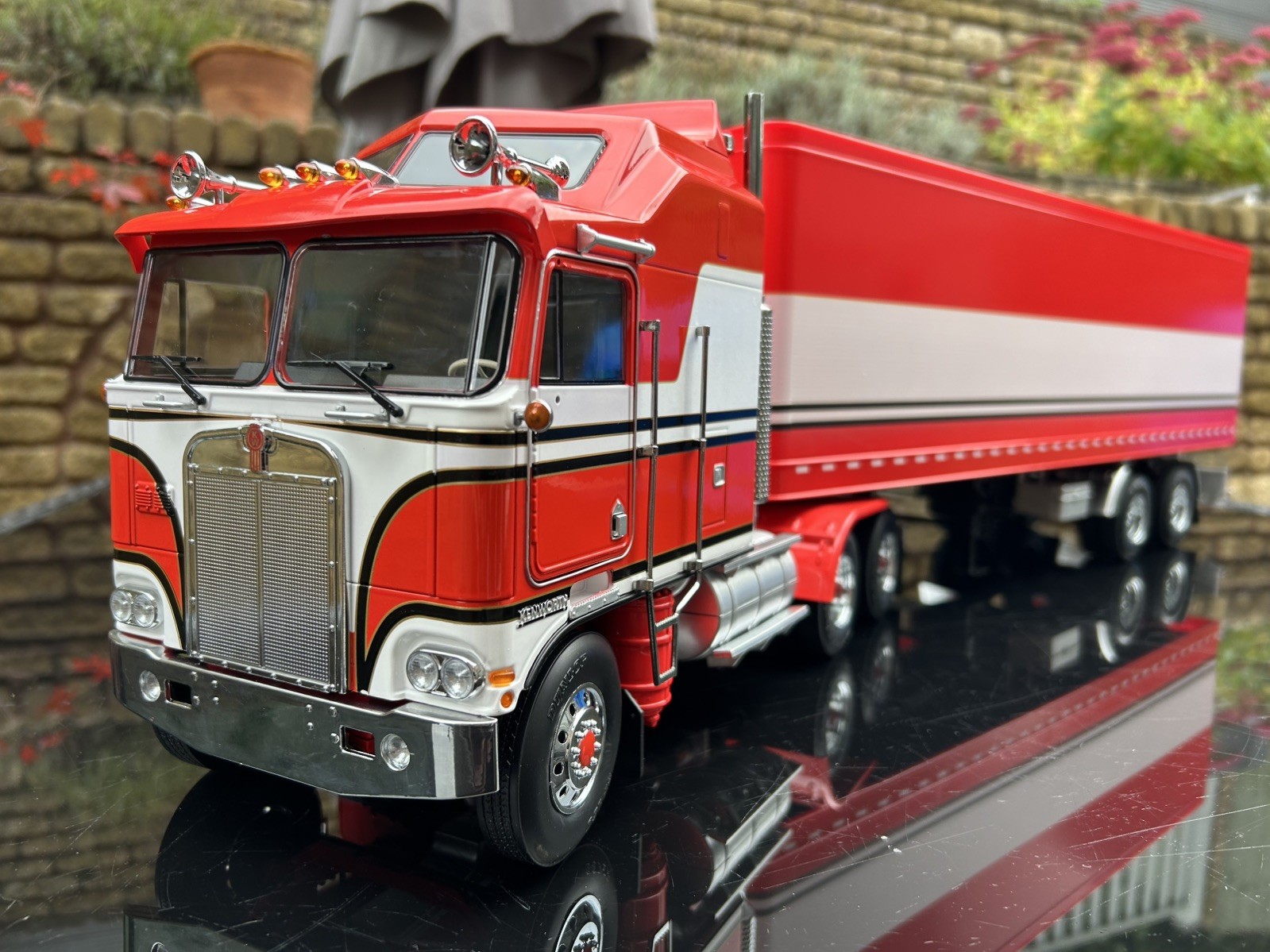 Road Kings 1/18 Scale Kenworth Truck & trailer , Bj and the bear colour scheme