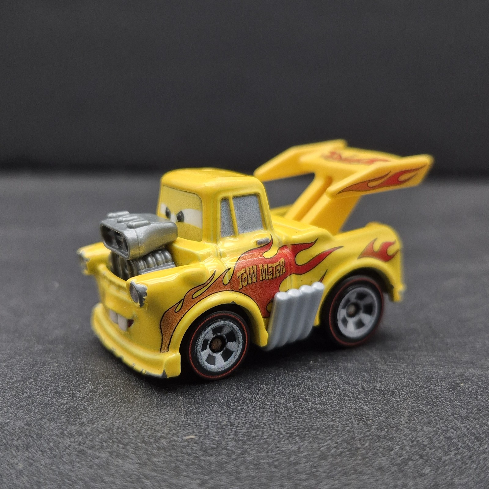 Disney Pixar Cars Mini Racers Mixed Lot of 16 Die-Cast Vehicles/Lightning McQue