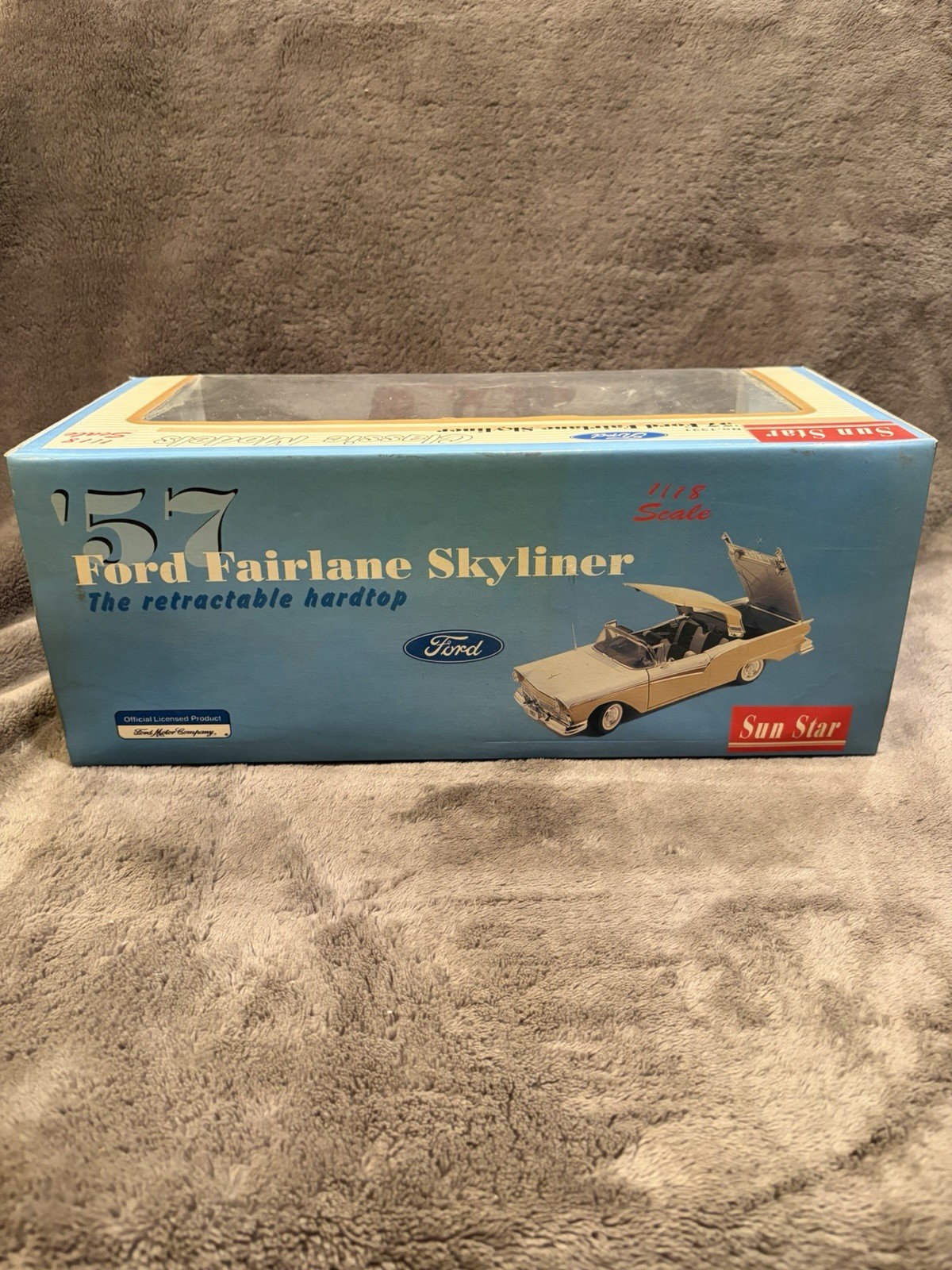 Sun Star 1957 Ford Fairlane Skyliner 1/18 Diecast Model Car – Red/White.